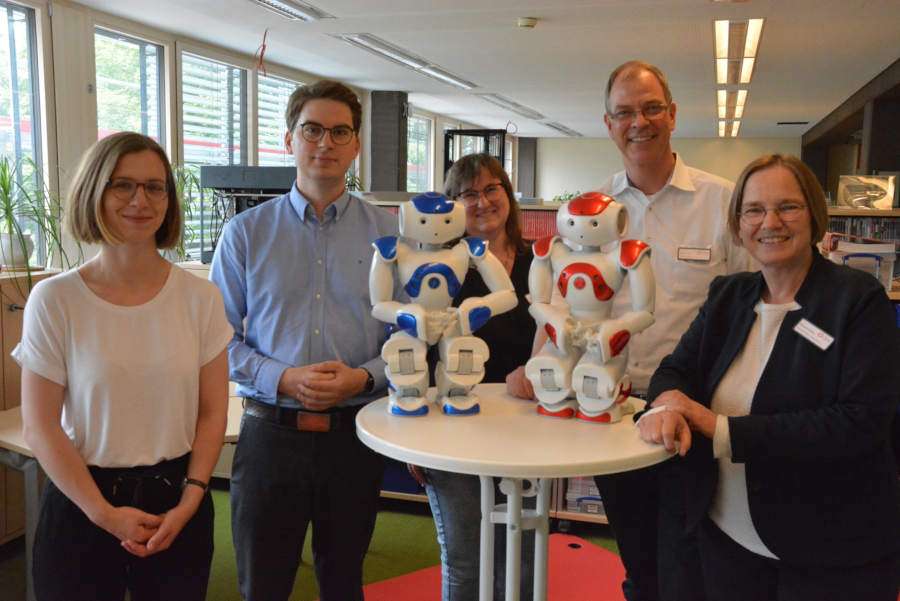 Dr. Eugenia Wildt und Nils F. Tolksdorf (Psycholinguisten an der Uni Paderborn) sowie Ines Topp, Holger U. Nord und Elisabeth Haring (Medienzentrum Kreis Lippe) mit den Lernrobotern Ruby und Ben (von links). Foto: Kreis Lippe