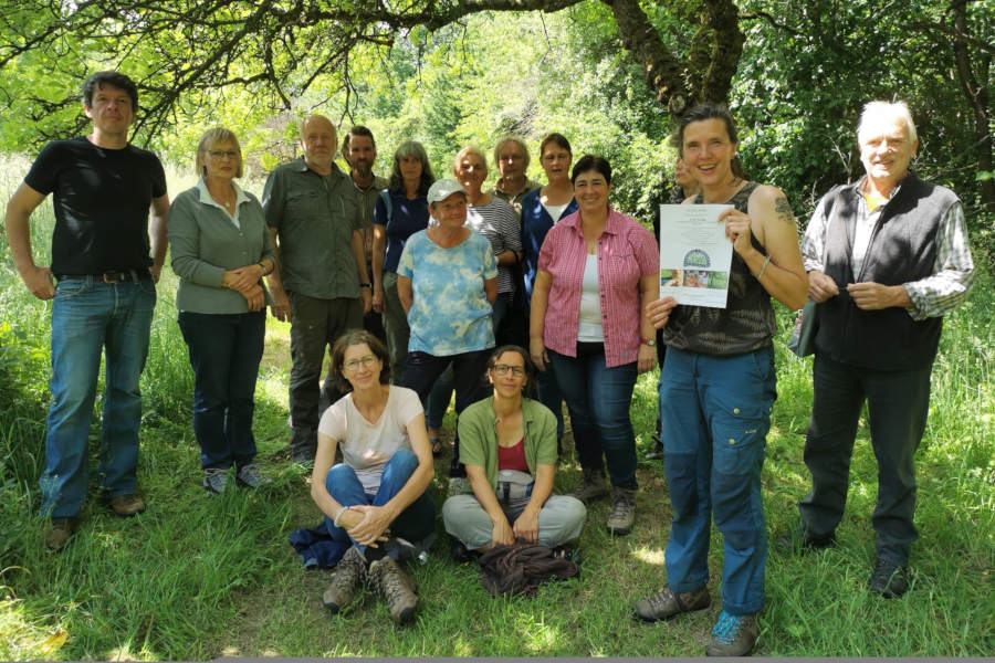 Netzwerk Streuobst gestartet. Die ehrenamtlichen ObstwiesenpflegerInnen freuen sich mit Projektleiterin Vanessa Kowarsch (2.v.r.) und Jürgen Georgi, Beiratsvorsitzender der Umweltstiftung Lippe (rechts), über ihren erfolgreichen Fortbildungsabschluss. Foto: Tanja Liebke.