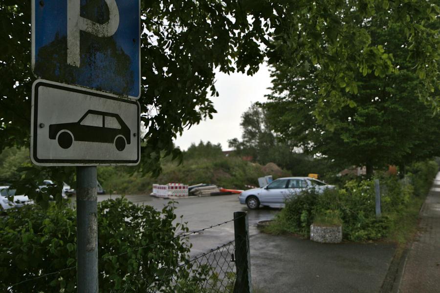 Auf diesem Parkplatz an der Industriestraße im Gewerbegebiet Greste soll der Skaterpark übergangsweise aufgebaut werden. Foto: Thomas Dohna