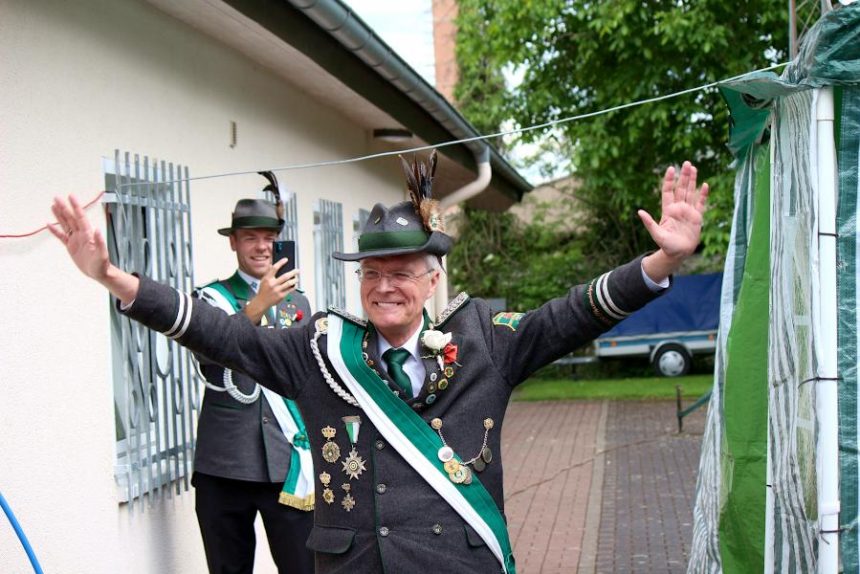 Ralf Schulz-Henze hat den Adler abgeschossen und ist nun König des Schützenvereins Nienhagen. Foto: Thomas Dohna