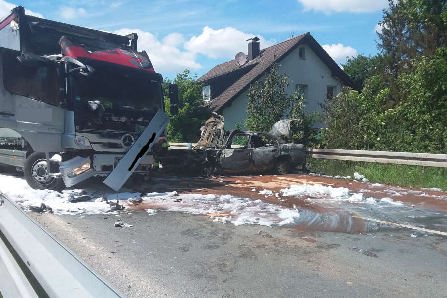 Der PKW rechts im Bild brannte völlig aus, der LKW war nicht mehr fahrbereit. Foto: Freiwillige Feuerwehr Leopoldshöhe