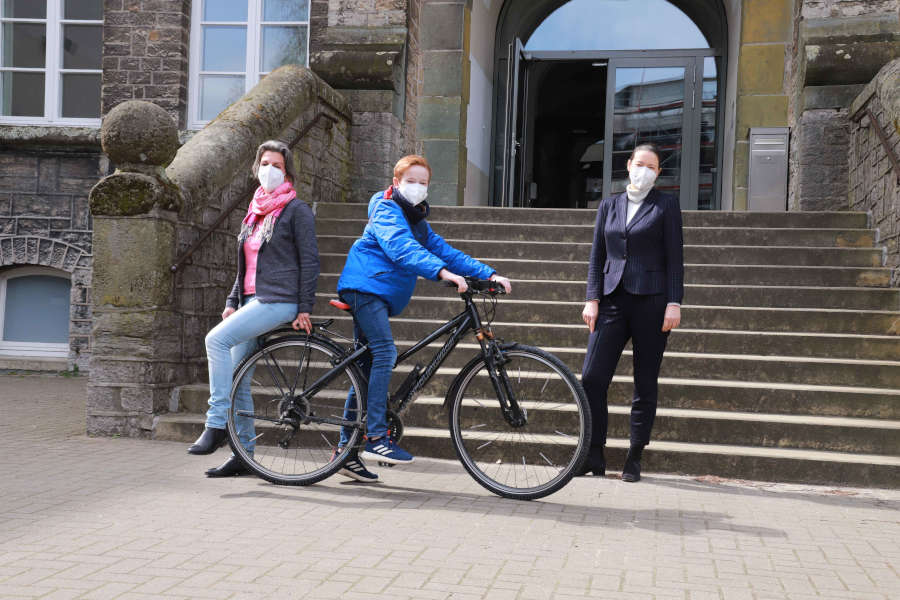 Das Detmolder Leopoldinum ist als „Fahrradfreundliche Schule“ zertifiziert – (v.l.) Ganztagskoordinatorin Alexandra Wiemann, Schüler Moritz Nohren und Schulleiterin Dr. Alexandra Nolte. Foto: Leopoldinum