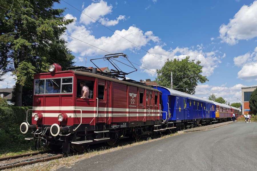 Die historische Museumseisenbahn am Bahnhof in Bösingfeld am Fahrtag im Juli 2022. (Martha Johannsmeier)