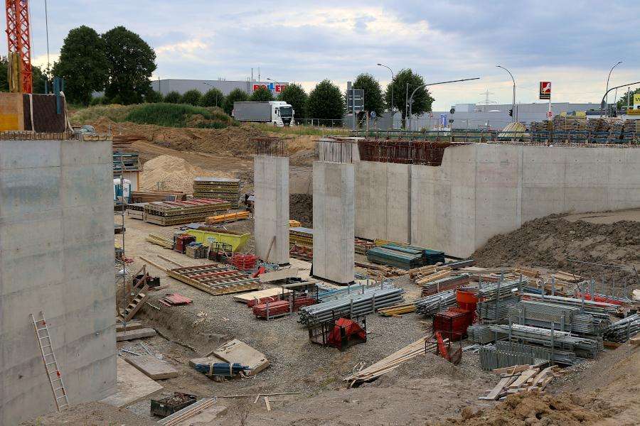 Die Widerlager und die Pfeiler der Brücke für die Tunnelstraße stehen. Demnächst wird mit der Schalung für den Überbau begonnen. Foto: Thomas Dohna