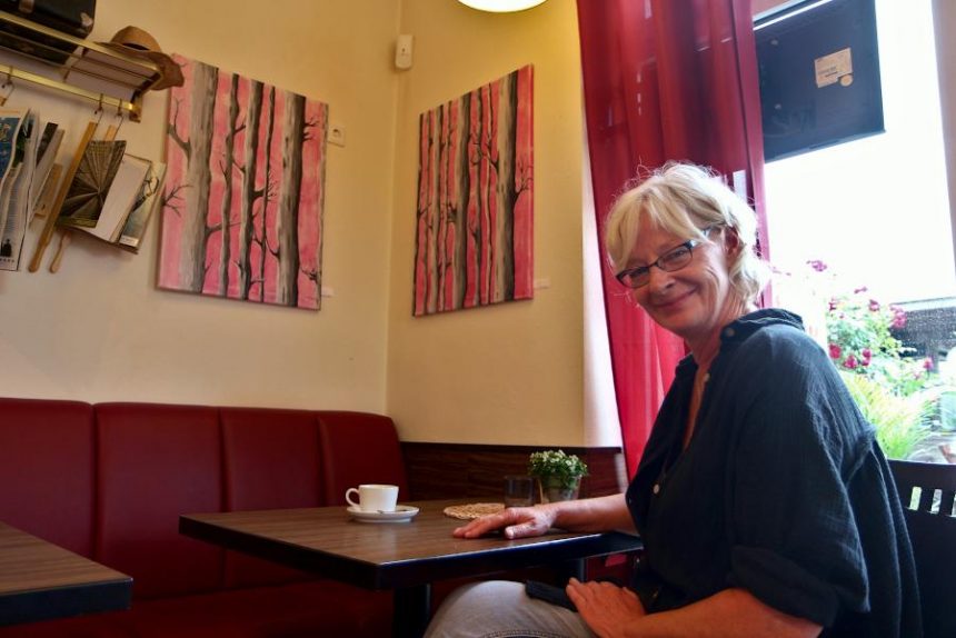 Sylvia Matheus malt normalerweise gegenständlich, wie die Birkenstämme. Sie stellt im Café Fahrzeit aus. Foto: Thomas Dohna