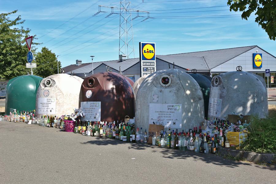 Viel Ärger haben die übervollen Glascontainer im Gemeindegebiet gemacht. Zuständig ist aber nicht die Kommune, sondern die Wirtschaft. Foto: Edeltraud Dombert