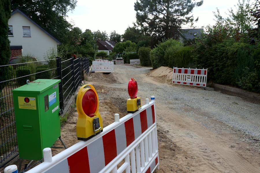 Seit Ende April ziehen sich die Arbeiten an dem Kanal in der Wiesenstraße hin, zum unmut einiger Anwohner. Foto: Thomas Dohna