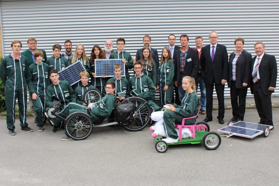 Förderung in 2015. Die Schülerinnen und Schüler der damaligen Solarmobil-AG des Engelbert-Kaempfer-Gymnasiums freuten sich gemeinsam mit ihren Lehrern, Schuldirektoren sowie Projektzuständigen und Förderern auf die Umgestaltung des Liegefahrrads zum Solarmobil im Rahmen eines gemeinsamen Projekts in Kooperation mit dem Lüttfeld Berufskolleg