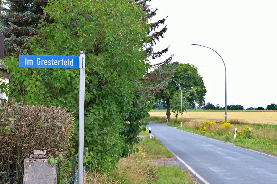 Die Dorfstraße wird ab der Einmündung Grester Feld bis zur Fettpottstraße gesperrt. Grund ist die Sanierung einer Trinkwasserleitung. Foto: Thomas Dohna