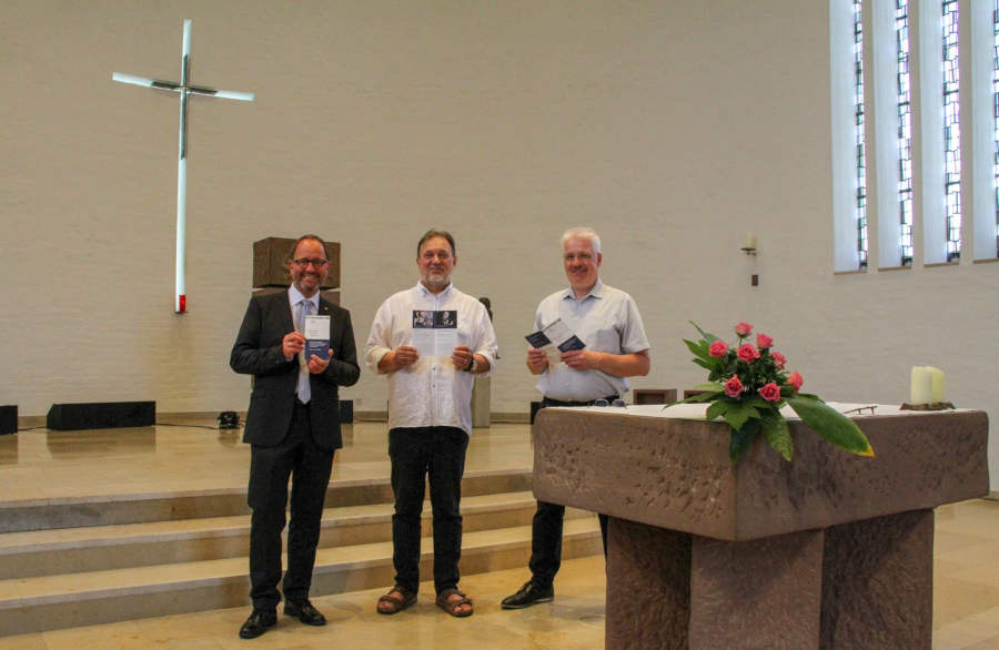 Mit Kirchenmusikdirektor Johannes Vetter (Organist an der Marienkirche Stiftberg in Herford, M.) freuen sich Jörg Düning-Gast (Verbandsvorsteher des Landesverbandes Lippe, Initiator der Reihe ‚Staunen Lernen Trauern‘, l.) und Alfons Haselhorst (Kath. Kirche St. Michael, Oelinghausen, r.) auf die Veranstaltung am 13. August 2022. (Foto: Landesverband Lippe)