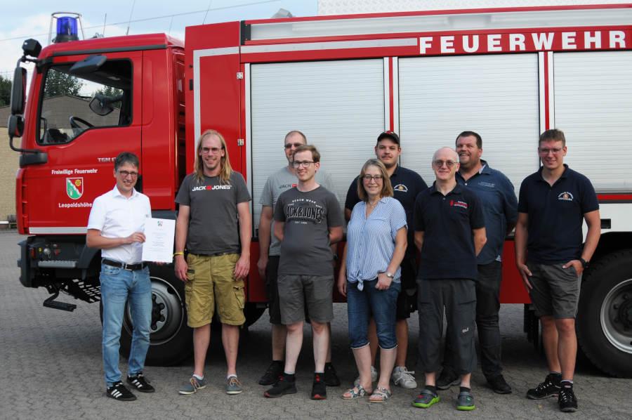 Bürgermeister Martin Hoffmann dankt Christoper Dove (von links), Andreas Bolz, Florian Selisko, Petra Schubert, Kai Schewe, Lars Koppmann, Mark Friedemann und Max Schewe für ihren Einsatz während der Flutkatastrophe im Rheinland im vergangenen Jahr. Foto: Freiwillige Feuerwehr Leopoldshöhe