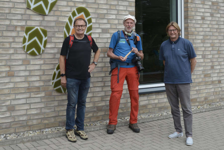 Treffen im Land des Hermann – nach Ausblick vom Hermannsdenkmals ein Tourstopp beim WALK: Ewald Lienen (Klimabotschafter Lippes), Michael Sänger (Herausgeber des Wandermagazins) und Günter Weigel, Geschäftsführer der Lippe Tourismus & Marketing GmbH (LTM GmbH). Foto: LTM GmbH.