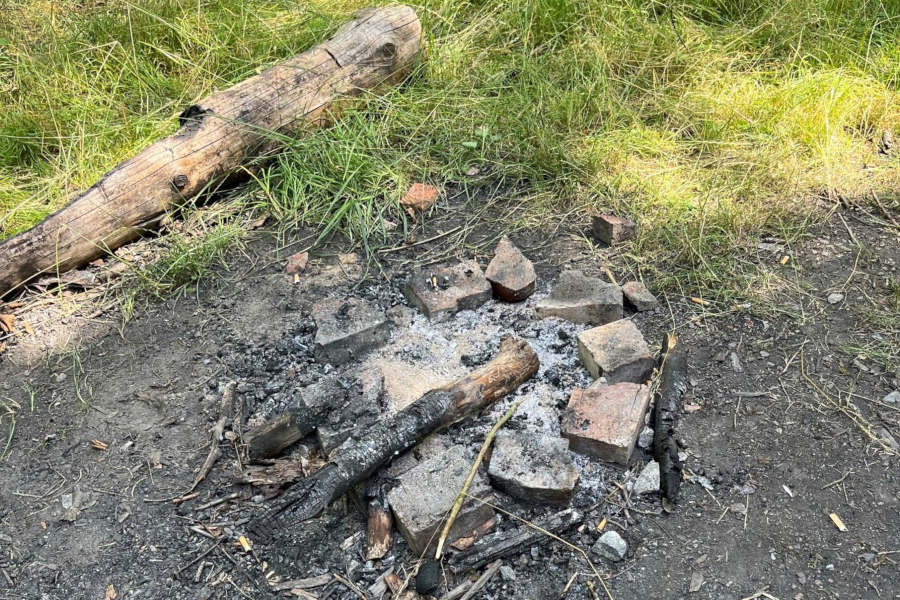 Offenes Feuer in der freien Natur können schnell gefährlich werden – durch Funkenflug kann aus einem offenen Feuer schnell ein Flächenbrand werden. Fotos: Kreis Lippe