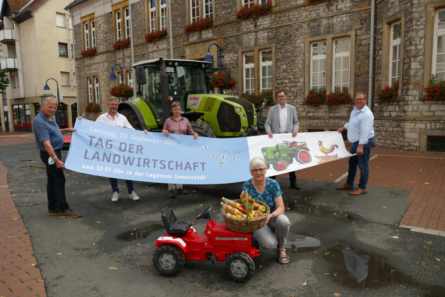 Die Organisatoren des Tages der Landwirtschaft freuen sich auf den Besuch vieler Familien und interessierter Bürger*innen am 3. September in Lage. V. l.: Dieter Hagedorn, Ralf Hammacher, Britta Petercord, Ilse Petig, Matthias Kalkreuter, Stephan Sauer.