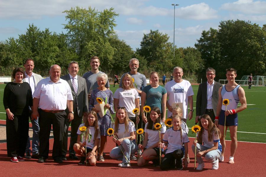 Die Landtagsabgeordneten Ellen Stock und Klaus Hansen, der Gemeindesportverbandsvorsitzende Andreas Brinkmann, Landrat Axel Lehmann, Sportkegler Marvin Lammert, Sportabzeichen-Multi-Ablegerin Uschi Apel, BMX-Vize-Meisterin Kathrin Huwendiek, Sportkegler Eckhard Kopp, BMX-Junior-Meisterin Joelle Schröder, der Betreuer der Korbballmannschaft des TuS Asemissen, Bürgermeister Martin Hoffmann und Turner Justin Sonntag stehen hinter der Kobballmannschaft des TuS Asemissen mit Chiara Blanke, Malena Strobel, Jana Westermeier, Tessa Schrenke, Ida Radmer und Laura Janzen. Foto: Thomas Dohna