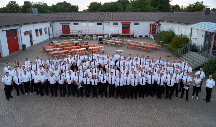 Die Einsatzkräfte der lippischen Feuerwehren, darunter auch Kräfte der freiwilligen Feuerwehr Leopoldshöhe, erhalten die der Feuerwehr- und Katastrophenschutz Einsatzmedaille des Landes NRW für Ihren Einsatz im Hochwassergebiet. Foto: Kevin Elliott.