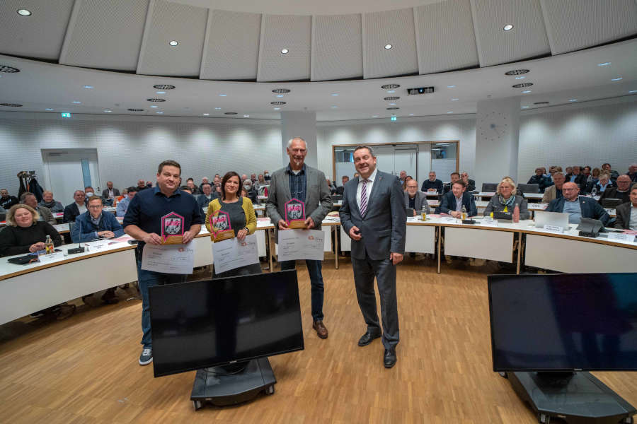 Die Gewinner des Heimat-Preises 2022 stehen fest und bekamen den Preis von Landrat Dr. Axel Lehmann: (v.l.) Dennis Thon (Förderverein Grundschule Lipperreihe), Tina Rychlik (Ort- und Verkehrsverein Unser Holzhausen-Externsteine) und Paul-Hermann Linnemüller (Trägerverein Freibad Belle). Foto: Kreis Lippe