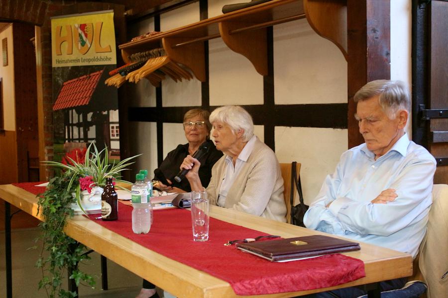 Die ehemalige Lehrerin Inge Dornfeld erzählt, wie es in den Leopoldshöher Schulen der 1950 bis 1970er Jahre zuging. Alfred Ebner und Inge Hoffmann hören konzentriert zu. Foto: Thomas Dohna