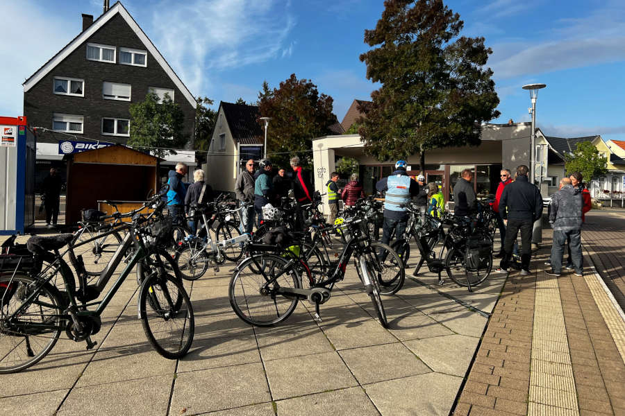 Die Ratsmitglieder sammelten sich auf dem Marktplatz. Foto: Gemeinde Leopoldshöhe