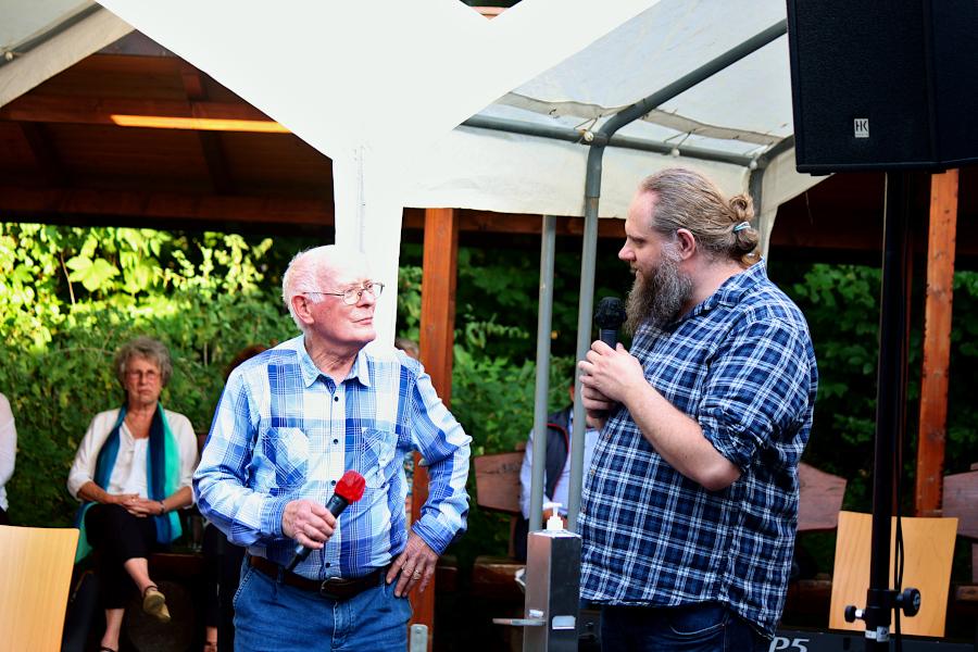 Organisator Tim Emmerling stellt Tjard Heinrich vor. Der trug spontan ein Gedicht von Friedrich Schiller vor. Foto: Thomas Dohna