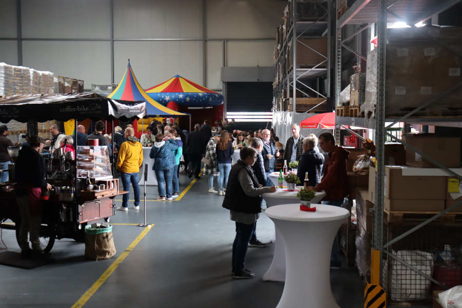 Gut besucht: Viele Mitarbeiterinnen und Mitarbeiter, Ehemalige und deren Familien nutzen den Familientag, um sich ein eigenes Bild vom neuen Standort der Firma Häfner und Krullmann zu machen.