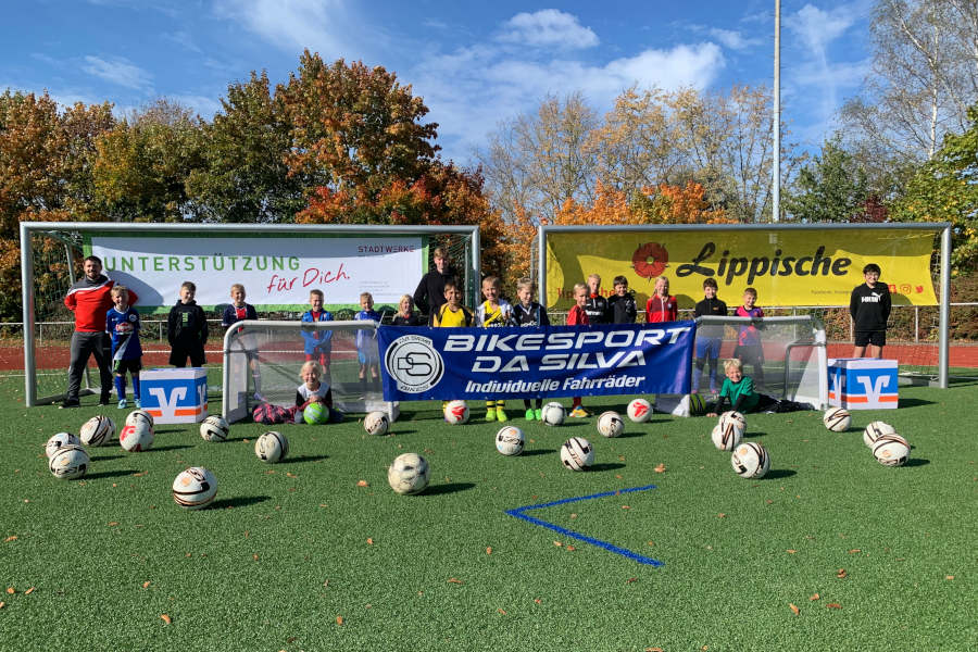 Akteure vom siebten Fußballspaß des TuS Bexterhagen in den Herbstferien. Foto: CAMPfoto