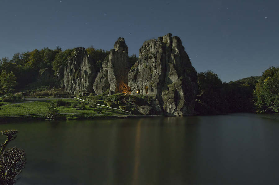 Die Externsteine bei Nacht – eine mystische, beeindruckende Erfahrung. Foto: LVL/Falko Sieker