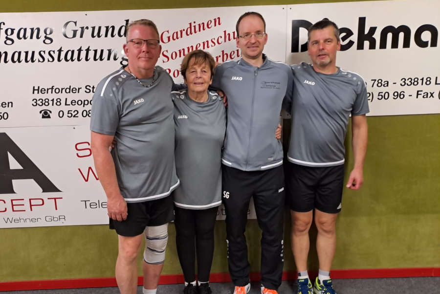 Die siegreiche dritte Mannschaft der Grester Sportkegler: Torsten Budde, Monika Schultze, Simon Gries und Kai Kriens (von links). Foto: Privat