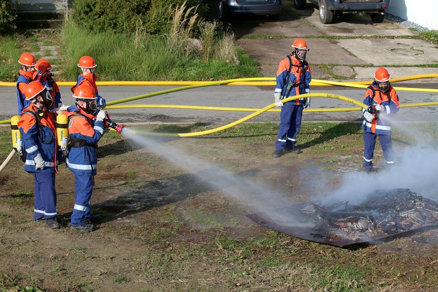 Die beiden Trupps löschen die Reste des Feuers ab. Der Gruppenführer (links) hält eine Wärmebildkamera, mit deren Hilfe er nach Glutnestern sucht. Foto: Thomas Dohna