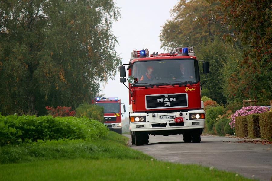 Das HLF rückt an. Das Fahrzeug (F) kann sowohl bei Unfällen (H = Hilfeleistung) als auch bei Löscharbeiten (L) eingesetzt werden. Foto: Thomas Dohna