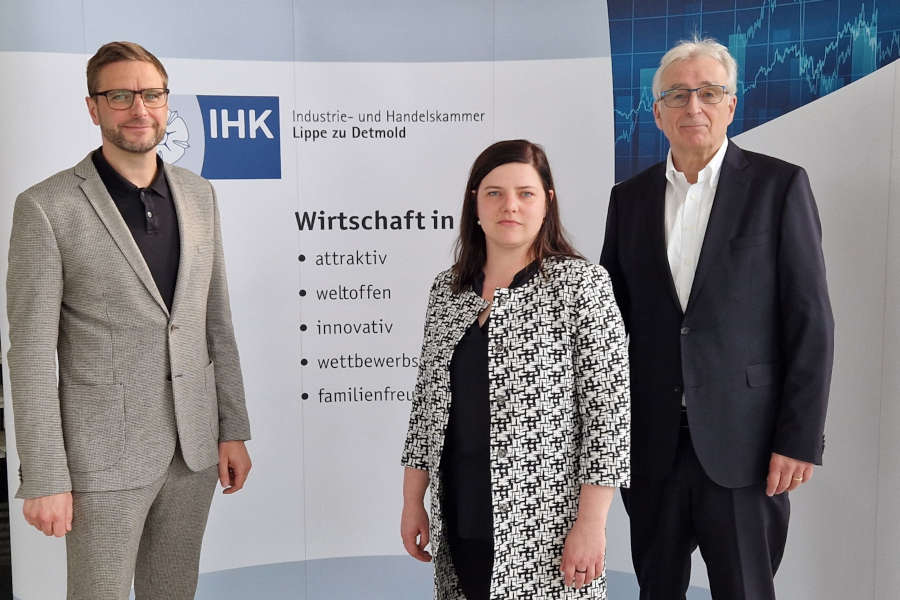 Präsentierten den aktuellen Konjunkturlagebericht: IHK-Präsident Volker Steinbach (r.) mit IHK-Hauptgeschäftsführer Stefan Sievers und Teamleiterin Christina Flöter