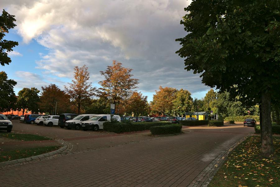 Auf dem Parkplatz an der Grunschule Nord gibt es eine neue Verkehrsregelung. Die beiden vorderen Fahrgassen werden zu Ausfahrten, die eine hintere zur Einfahrt in den Parkplatz. Foto: Thomas Dohna