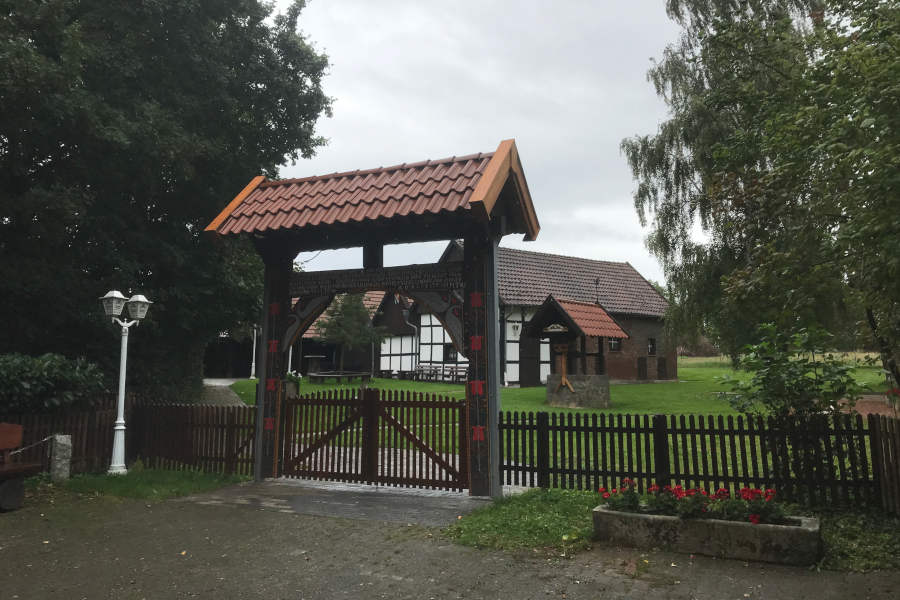 Der Torbogen auf dem Heimathof ist jetzt vollständig. Foto: Privat