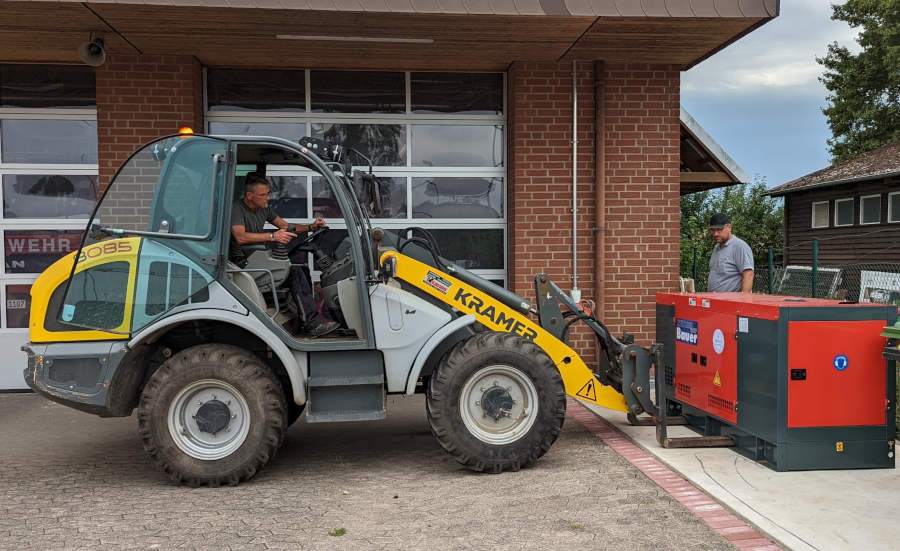 Auf dem Foto nehmen Matthias Fortkord und Stefan Tegtmeier ein Notstromaggregat mit 40kVA probehalber in Betrieb