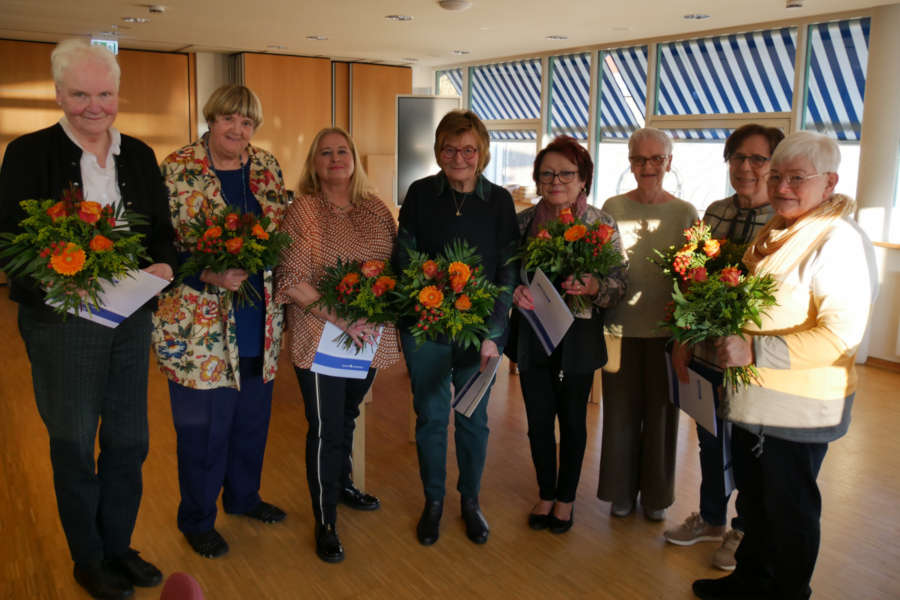 Wurden für ihr Engagement in der ÖKAH von der Vorsitzenden Bärbel Luft (6. v. l.) geehrt: Erika Siemon, Christa Behmenburg, Gisela Adolph, Gudrun Rinne, Anneliese Kronshage, Magdalene Kehne, Frauke Humke (v.l.). Foto: Lippische Landeskirche