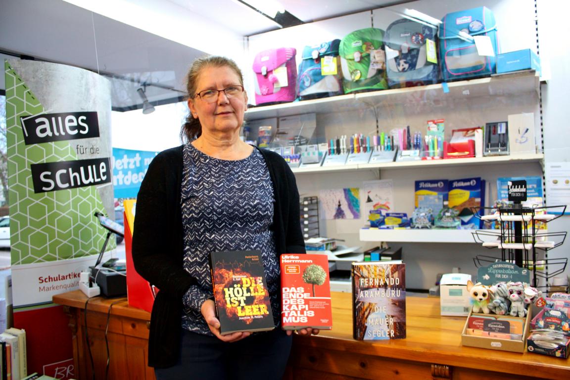 Lydia Klassen präsentiert Neuerscheinungen auf dem Büchermarkt, darunter Joachum H. Peters neuesten Krimi und Ulrike Herrmanns Sachbuch "Ende des Kapitalismus". Foto: Thomas Dohna