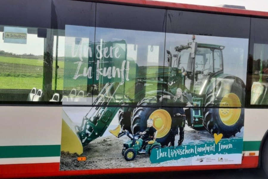 Unter dem Motto: „Unsere Zukunft“, werben lippische Landwirte für die Zukunft der regionalen Landwirtschaft. Mit der Buswerbung wollen sie auch ihre Nähe zur Bevölkerung ausdrücken. (Bildautor: WLV)