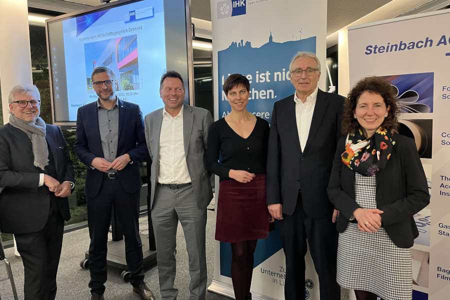 Im Austausch mit den Unternehmerinnen und Unternehmern in Detmold: Thomas Lammering, Stefan Sievers, Frank Hilker, IHK-Referentin Jenny Krumov, Volker Steinbach sowie Dr. Miriam Mikus (v.l.n.r.) Foto: IHK Lippe