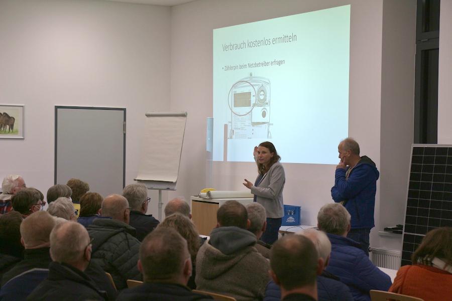 Die Sprecherin der Leopoldshöher Grünen Susan Tchirschke hatte die Idee, den Elektromeister Andreas Jäger einzuladen, um über Balkonkraftwerke zu sprechen. Foto: Thomas Dohna