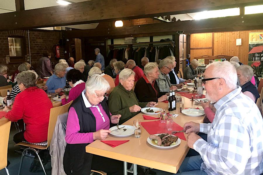 Nach drei Jahren Pause bot der Heimatverein sein seit 30 Jahren stattfindendes Grünkohlessen auf dem Heimathof an. Foto: Heimatverein