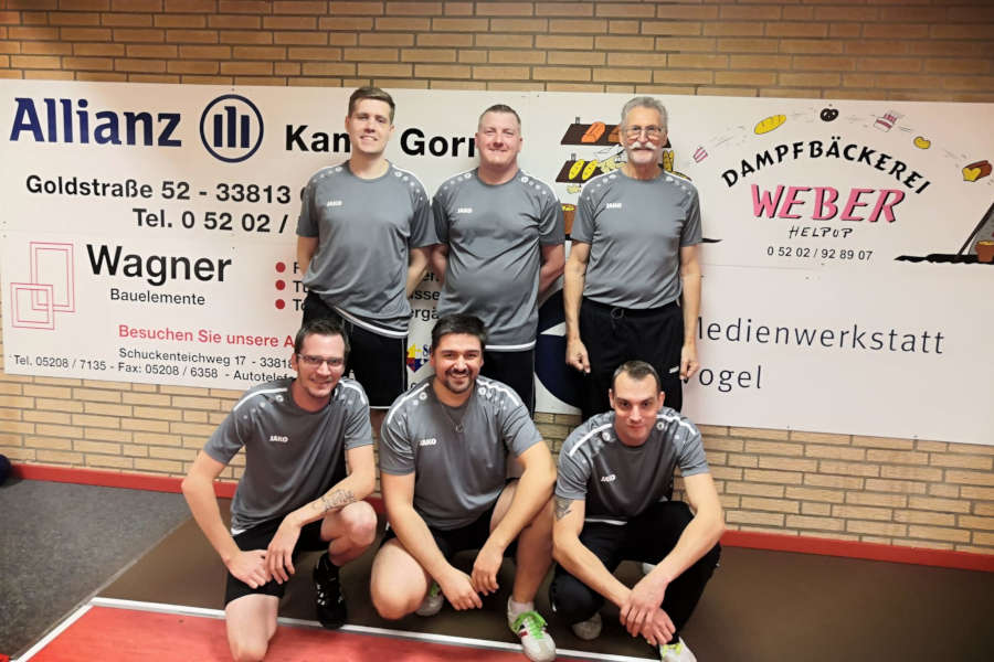 Fester Platz im oberen Tabellendrittel der NRW Liga: Die 1. Mannschaft mit Björn Brinkmann, Maik Aderholt, Nils Hartnack (Vorn von links) und Marvin Lammert, Dennis Siekaup und Eckhard Kopp (hinten von links). Foto: Privat