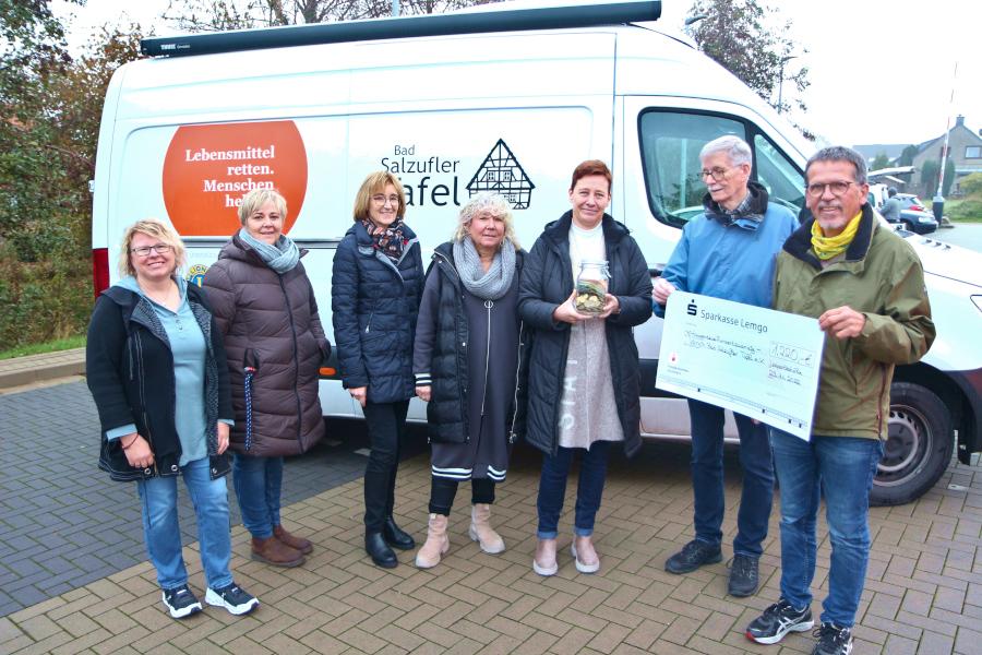 Petra Spier (von links) von der AWO-Kita Schulstraße, Anja Gottowik von der DRK-Kita Wirbelwind, Heidrun Wemhöner von der Kita Arche der evangelisch-reformierten Kirchengemeinde Bechterdissen/Asemissen, Claudia Schneider von der Kita Greste und Stefanie Becker von der Kita Kleine Strolche überreichen ein Glas mit Geld und einen symbolischen Scheck an Hartmut Ringel und Jürgen Ebbinghaus von der Tafel. Foto: Thomas Dohna