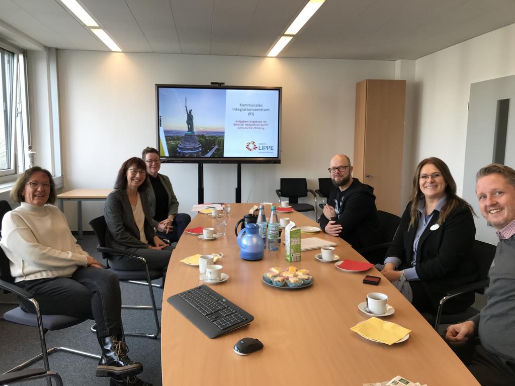 Iris Pleitner, Beate Becker und Alexandra Steeger (alle Kreis Lippe) im Austausch mit den Gästen aus Norrköping Julian Hollmann, Edina Murataqic und Dennis Platin (von links). Foto: Kreis Lippe