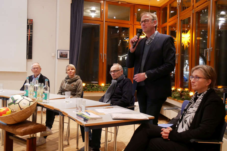 Marktplatzgespräch zur WM. Mit Friedhelm Böger, Lara Schröder, Dietrich Schulze-Marmeling und den Moderatoren Dieter Bökemeier und Sabine Hartmann (von links). Foto: Lippische Landeskirche