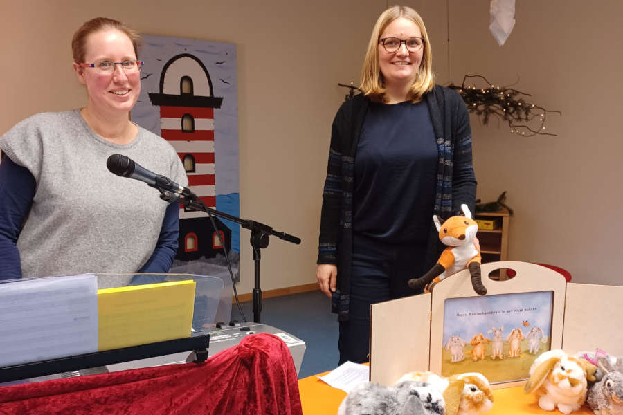 Mit Kaninchen und Musik die Lesefreude fördern: Das haben die Kirchenmusikerin Stefanie Schwarz (links) und die Kinderbuchautorin Carolin Jenkner-Kruel in den vergangenen Monaten in 14 lippischen Kitas getan. Foto: Kreis Lippe