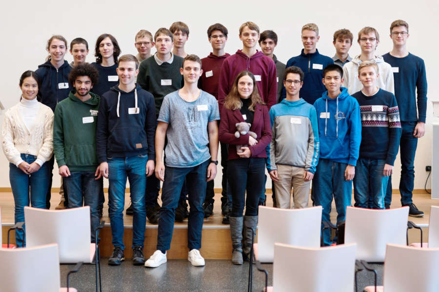 Gewinner der zweiten Runde. 21 der 30 erfolgreichen Schülerinnen und Schüler nahmen im Rahmen der Preisverleihung bei Jowat Klebstoffe in Detmold ihre Urkunde entgegen. Foto: Oliver Pollex, men at work.