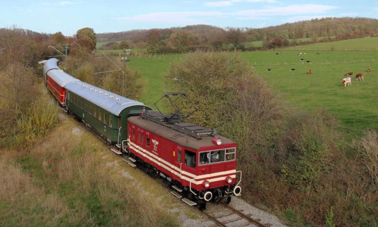 Die historische Museumseisenbahn mit der Elektrolok E22 auf Fahrt im Extertal. (Michael Rehfeld)