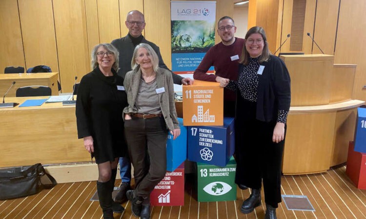 Präsentierten die lippischen Projekte bei der 9. Kommunalen Nachhaltigkeitstagung der LAG 21 in Bielefeld: (v.l.) Birgit Essling (Leitung Geschäftsstelle Lippe), Gerald Knaup (WILA e.V., Projektpartner von RE-BUILD OWL), Regina Latyschew (Projektkoordination Kreis Lippe), Christopher Simon (Klimaschutz und Nachhaltigkeit Kreis Lippe) und Lisa Pusch (Projektleitung Heimat 2.0 - RE-BUILD). Foto: Kreis Lippe