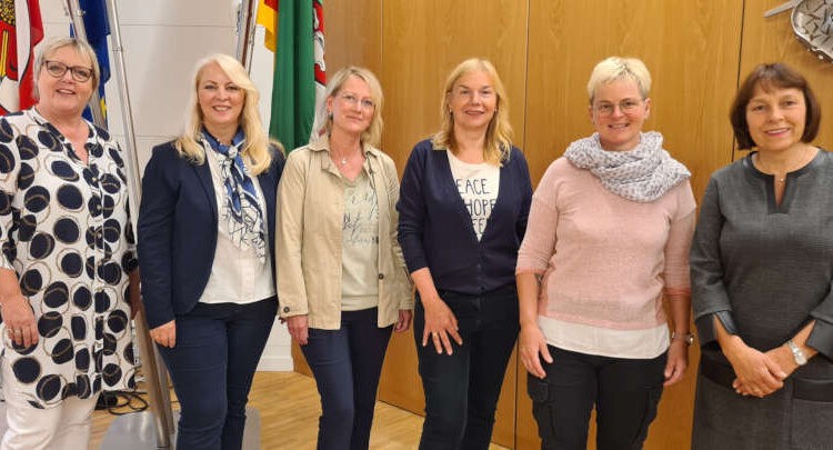 Informieren und beraten (von links): Ute Küstermann, Fachgebietsleiterin Kinderschutz, Beratung und Prävention beim Kreis Lippe und Margit Monika Hahn bieten gemeinsam mit den Lotsinnen Petra Wichert, Angelika Wünnerke, Ina Klein und Ulrike Quakernack-Dielitzsch lippischen Familien ihre Unterstützung an. (Foto: Kreis Lippe)