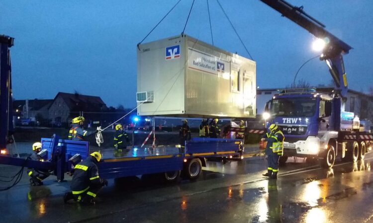 Das THW lädt den Container auf einen Tiefladeanhänger. Die Polizei sichert ihn. Foto: Freiwillige Feuerwehr Leopoldshöhe